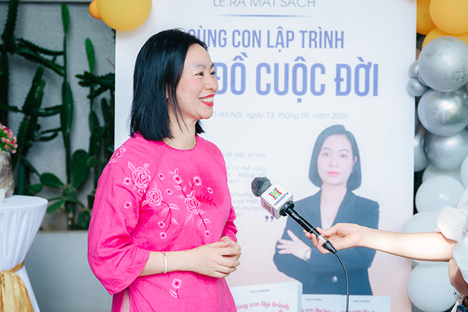 Author Ngoc Phuong of the book "Complicating a map of life with your children". Photo: Character provided