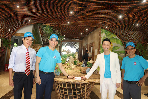 Un restaurante y hotel en Khanh Hoa lleva a cabo la colocacion de letreros que prohiben fumar. Foto: Phuong Linh