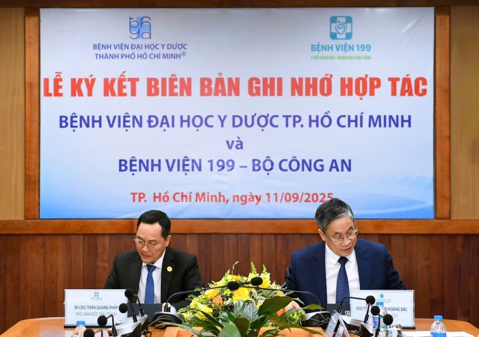BSCKII Tran Quang Phap - Pho Giam doc phu trach Benh vien 199 va PGS.TS.BS Nguyen Hoang Bac - Giam doc Benh vien Dai hoc Y Duoc TP Ho Chi Minh ky ket hop tac chien luoc ho tro nhau trong cac linh vuc chuyen mon, dao tao va nghien cuu khoa hoc. Anh: Song Han