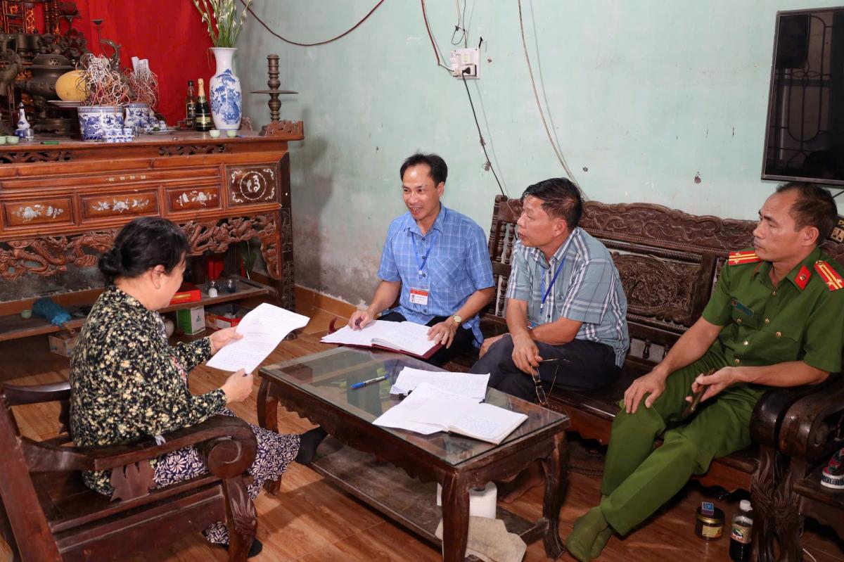 The staff of Hai An ward directly went to the area, to each household that had not yet handed over the site for propaganda and mobilization. Photo: Khuong Hai An, Hai Phong