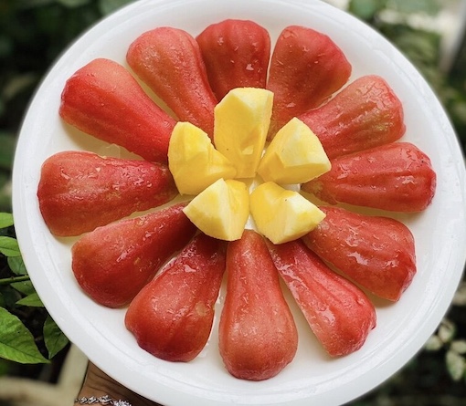 Nhung dia hoa qua day mau sac do chi tu tay trang tri. Anh: Nhan vat cung cap