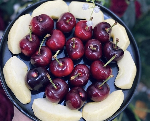 The mother and her three children skillfully turn fruits into works of art. Photo: Character provided