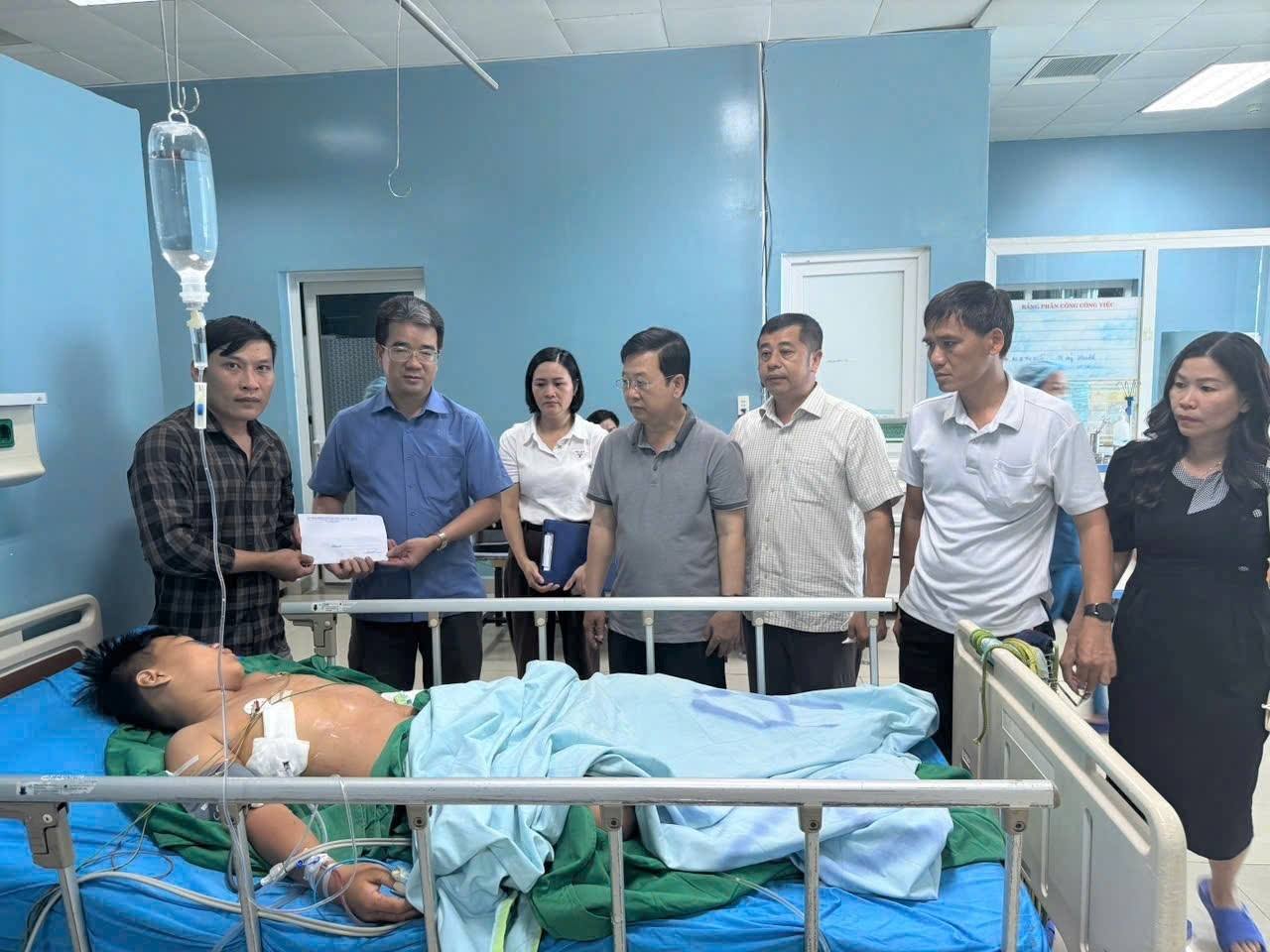 The working group of Thanh Nhat Ward People's Committee (Dak Lak Province) visited the hospital to visit the health of the victim in the murder case. Photo: Bao Trung