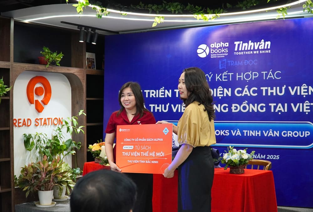Dai dien Alpha Group trao tang tu sach Thu vien the he moi cho dai dien Thu vien Bac Ninh. Anh: Nhan vat cung cap