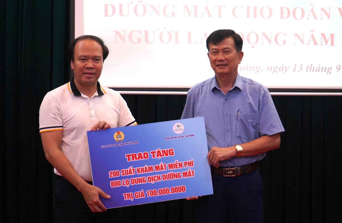 Dai dien Ban Cong tac Cong doan LDLD TP Hai Phong trao goi kham mat tri gia 100 trieu dong cho Cong doan Cong ty CP Cong vien cay xanh. Ảnh: Mai Dung