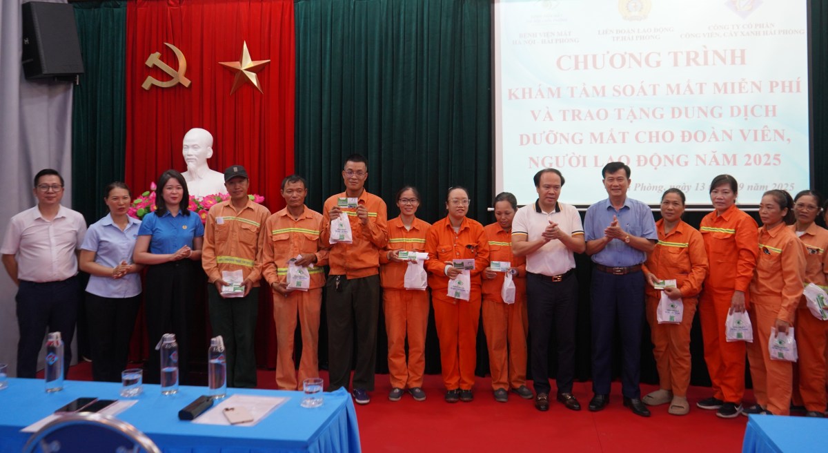 20 doan vien duoc tang qua va goi kham mat chuyen sau tri gia 1 trieu dong. Ảnh: Mai Dung
