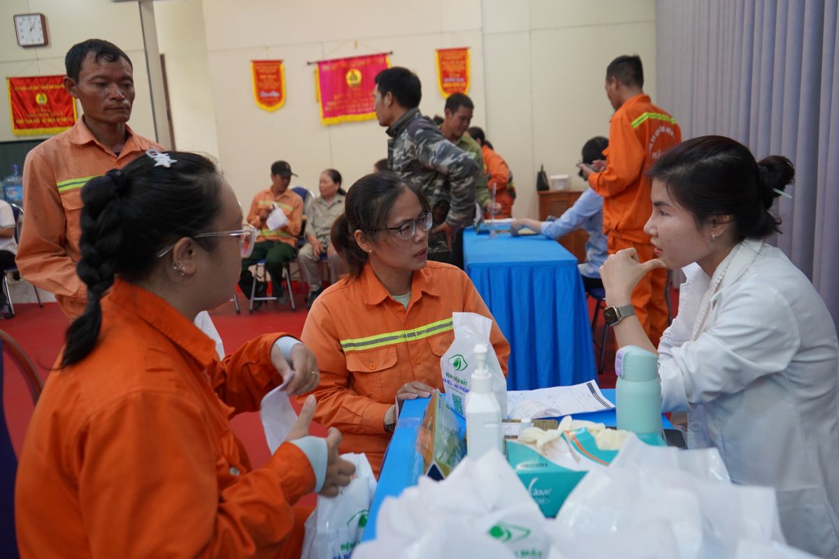Nguoi lao dong duoc tu van cac benh ve mat. Ảnh: Mai Dung