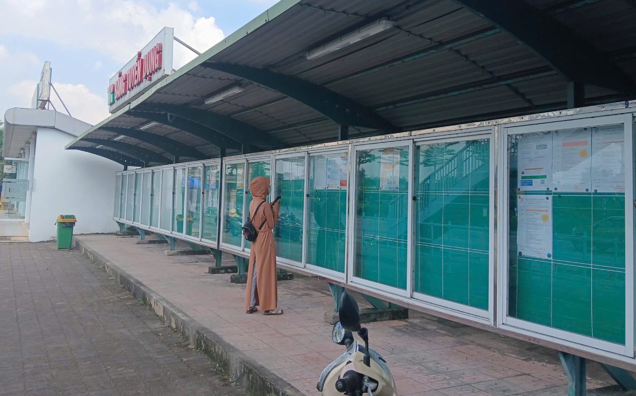 Nguoi lao dong tim den Bang tin tuyen dung tai gan Khu cong nghiep Thang Long (TP Ha Noi). Anh: Thanh Nhan