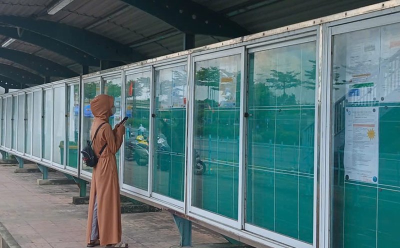 Workers looking for jobs in Thang Long Industrial Park (Hanoi City). Photo: Thanh Nhan