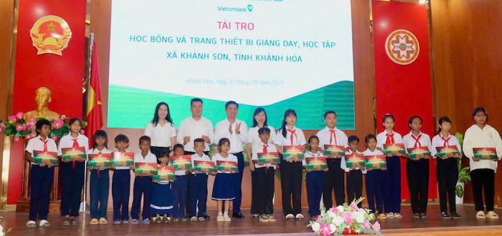 Estudiantes estudiosos en localidades montañosas de la provincia de Khanh Hoa recibieron regalos de la delegacion de trabajo. Foto: Thanh Thanh