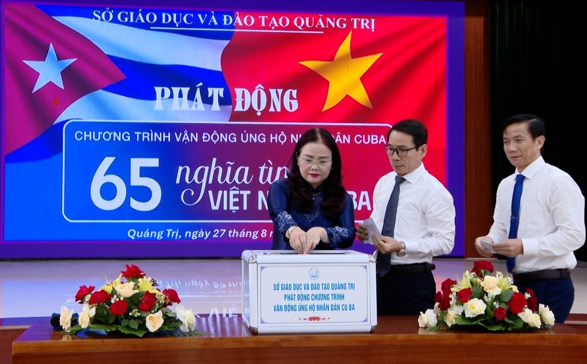 Funcionarios del Departamento de Educacion y Formacion de la provincia de Quang Tri apoyan al pueblo cubano. Foto: Hung Tho
