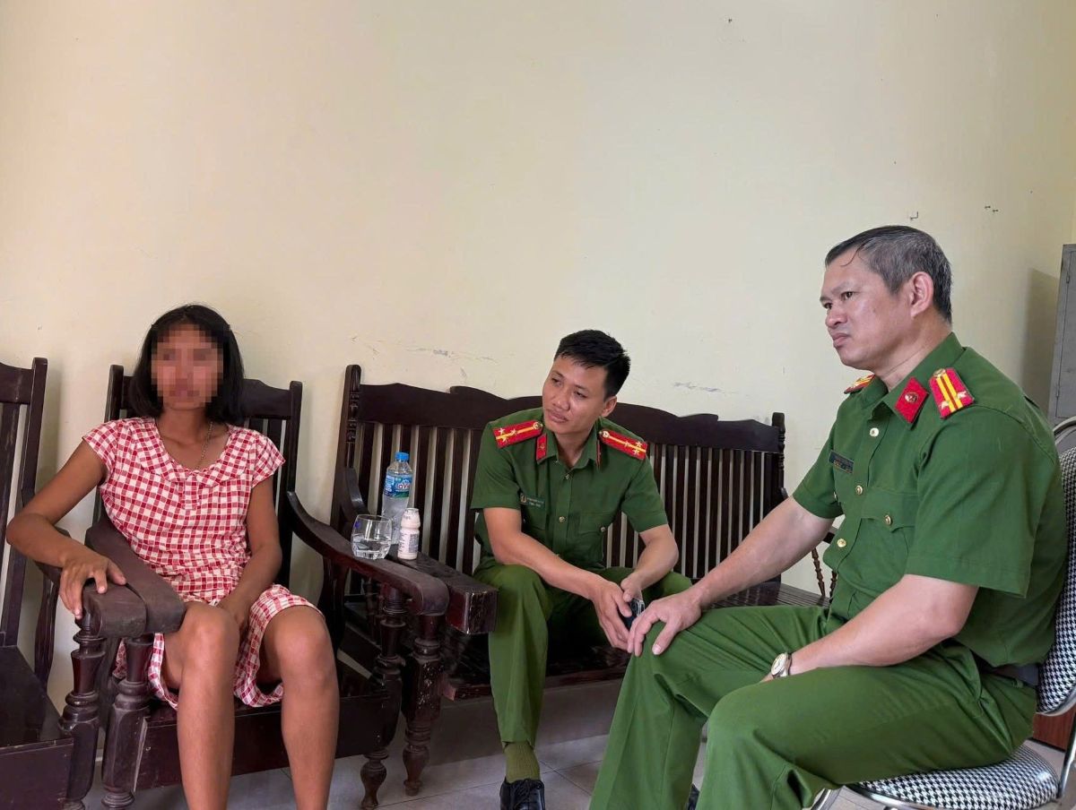 Hong Chau Commune Police encouraged Ms. N.T.H.T. Photo: Hai Phong City Police