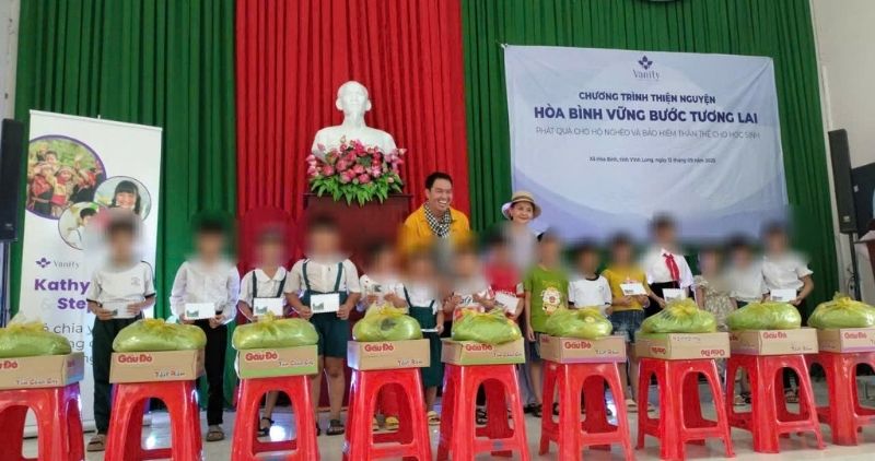 Awarded 320 gifts and 45 insurance cards to poor households and students in Hoa Binh commune. Photo: Hoang Loc