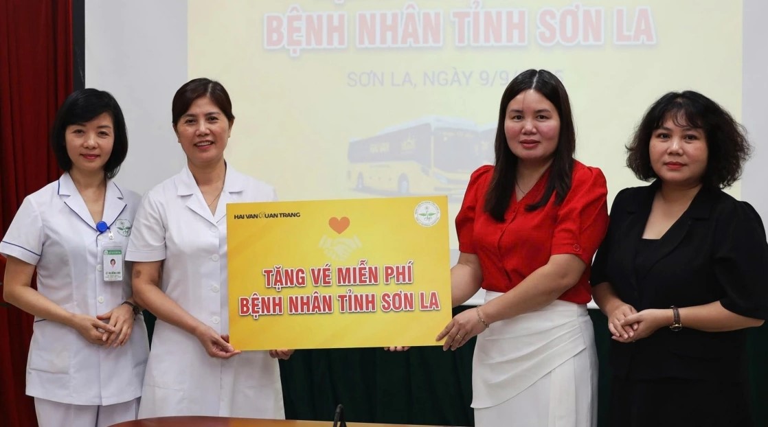 Son La 지방 종합 병원은 Hai Van - Xuan Trang 유한 회사가 기증한 1 500쌍의 무료 버스 티켓을 받았습니다. 사진: Truong Son