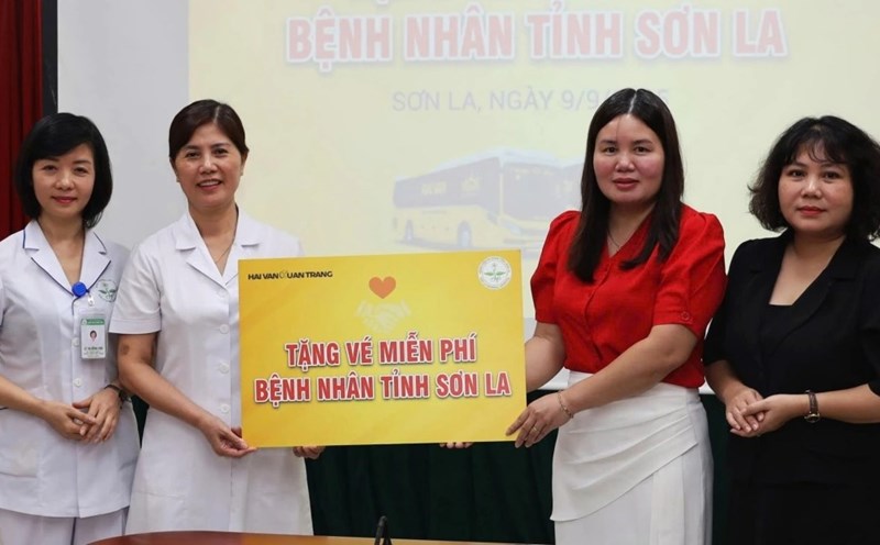 Son La General Hospital received 1,500 pairs of fee bus tickets donated by Hai Van - Xuan Trang Company Limited. Photo: Truong Son