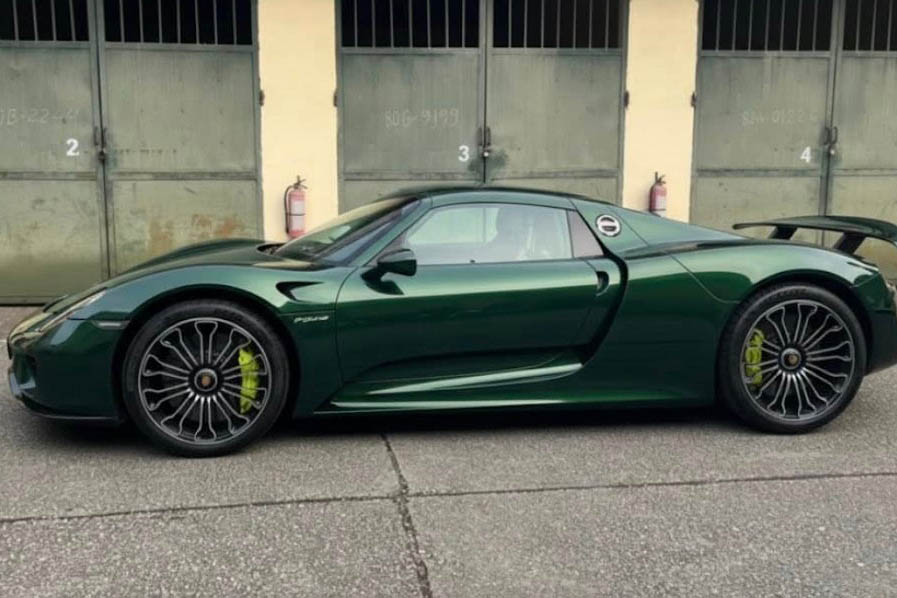 濃い緑色のポルシェ918スパイダーの画像がハノイに登場し、自動車愛好家の関心を集めています。写真:Nguyen Nam