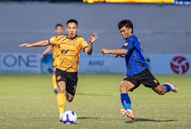 Hai doi tiep can tran dau than trong. Anh: Hoang Son