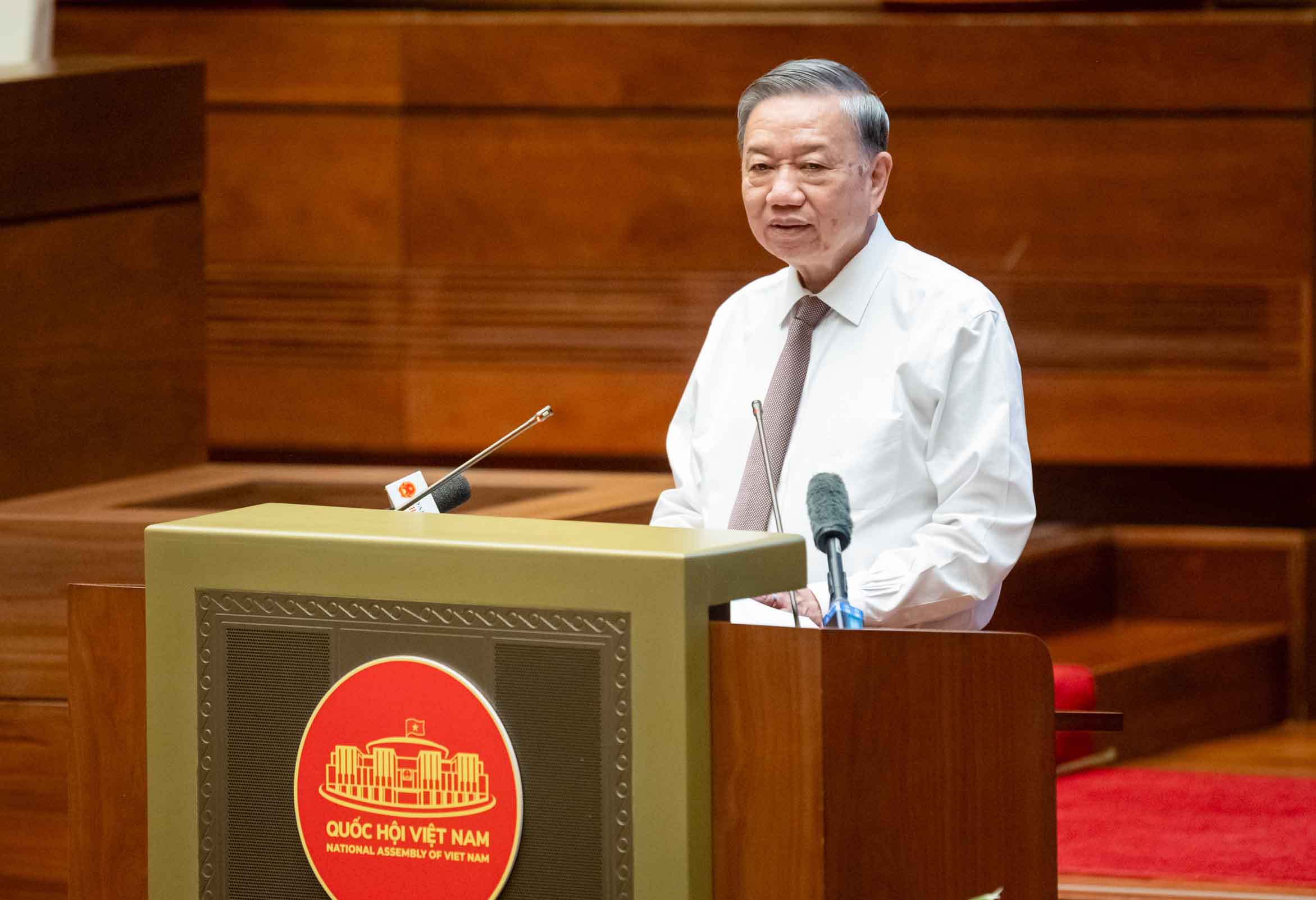 또 람 총서기가 1080Binh dan hoc vu so - 국회 디지털: 현대 국회를 위한 디지털 기술 프레임워크 long Anh: Pham Thang 전문 회의에서 지시 연설을 하고 있습니다