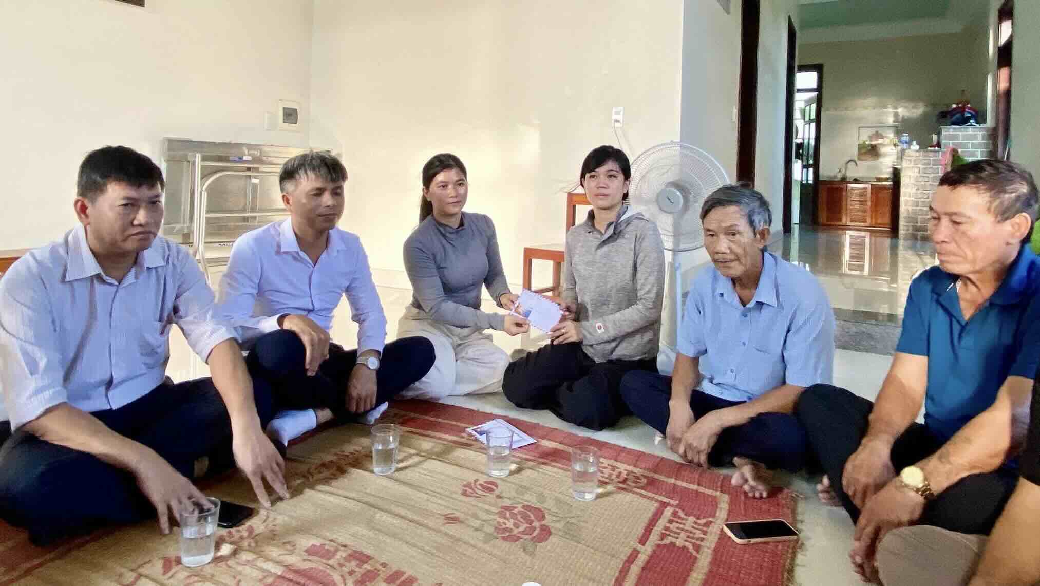 Visitar y animar a los pescadores tras el incidente del incendio del barco pesquero. Foto: Frente del barrio de Dong Hoi