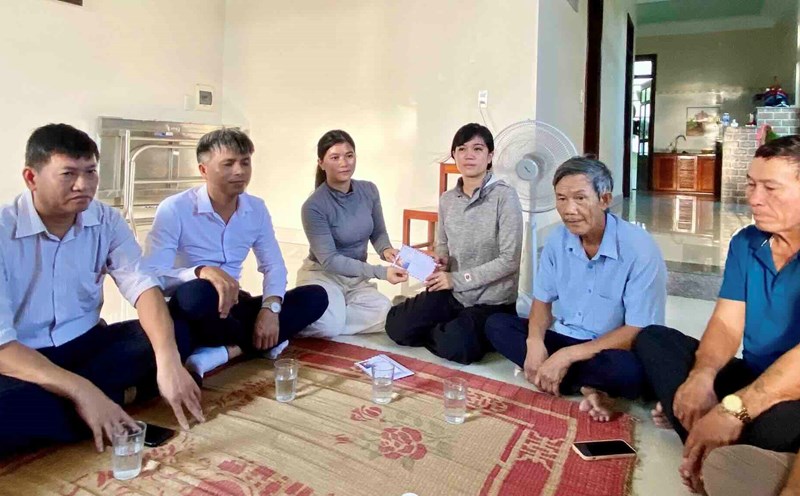 Visiting and encouraging fishermen after the fishing boat fire incident. Photo: Dong Hoi Ward Front