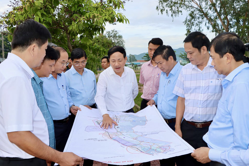 Chairman of Gia Lai Provincial People's Committee Pham Anh Tuan and the working group surveyed the connecting routes through Phu My Dong commune. Photo: Ngoc Minh