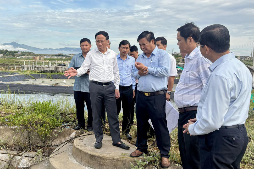 Doan cong tac khao sat diem quy hoach mot so khu cong nghiep tren dia ban xa. Anh: Ngoc Minh