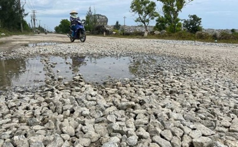 Many roads in Dung Quat Economic Zone, Quang Ngai province - are seriously degraded. Allocating capital to repair and upgrade transport infrastructure in this economic zone is very necessary. Photo: Vien Nguyen