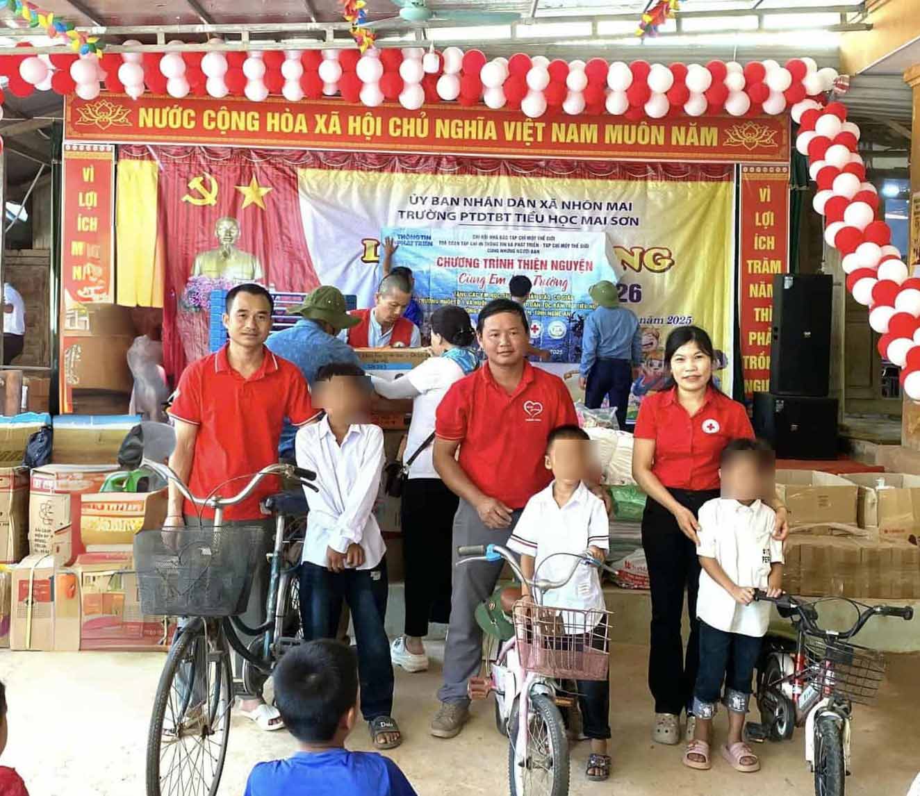 El comite organizador del Programa 'Juntos vamos a la escuela' dona bicicletas a estudiantes de la comuna fronteriza de Nhon Mai (Nghe An). Foto: Ngoc Anh