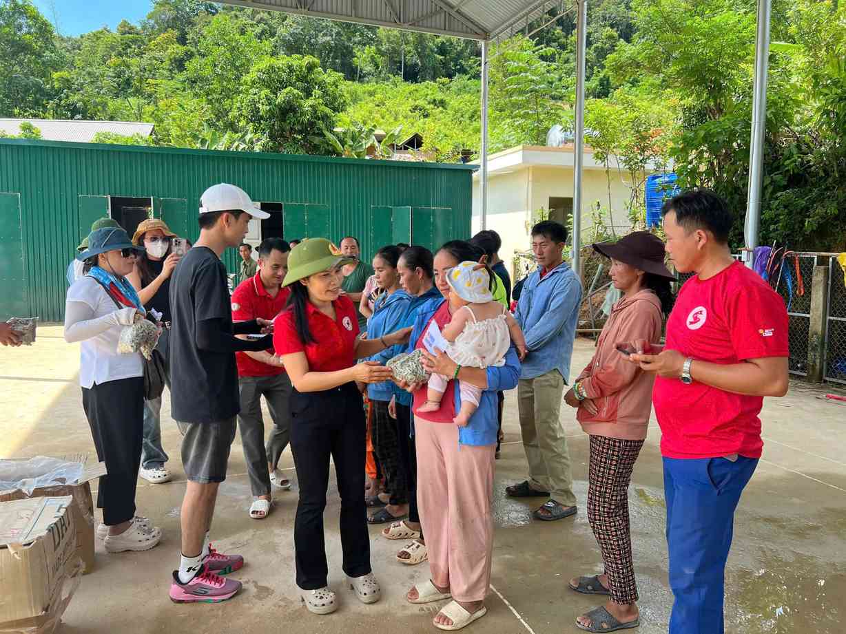 Doan thien nguyen trao qua ho tro nguoi dan vung lu xa Nhon Mai (Nghe An). Anh: Ngoc Anh