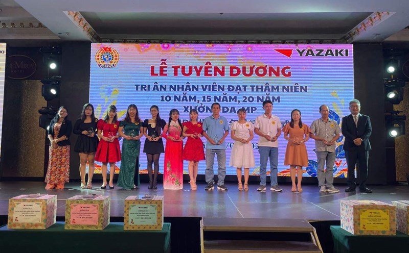 Mr. NoGi Hiro Shi - General Director of Yazaki EDS Vietnam Co., Ltd. and Ms. Pham Thi Tuyet Nhung - Chairwoman of the company's Trade Union presented a plaque of gratitude to employees with 20 years of seniority. Photo: Dinh Trong