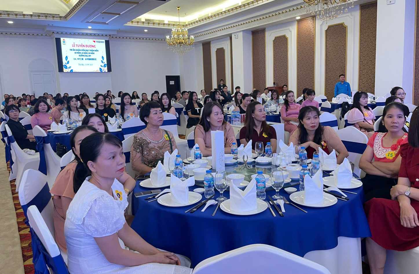 Nhan vien tham du chuong trinh tri an. Anh: Dinh Trong