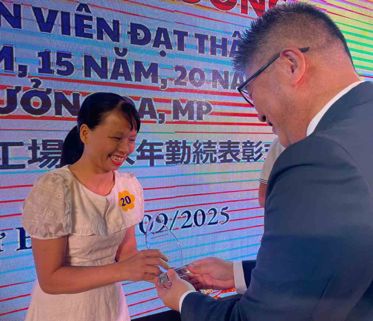 Ong NoGi HiroShi - Tong Giam doc Cong ty TNHH Yazaki EDS Viet Nam trao bang tri an nguoi lao dong co tham nien 20 nam. Anh: Dinh Trong