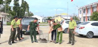 Dong Thap authorities received 2 rare fish cages handed over by the people. Photo: Provided by the police
