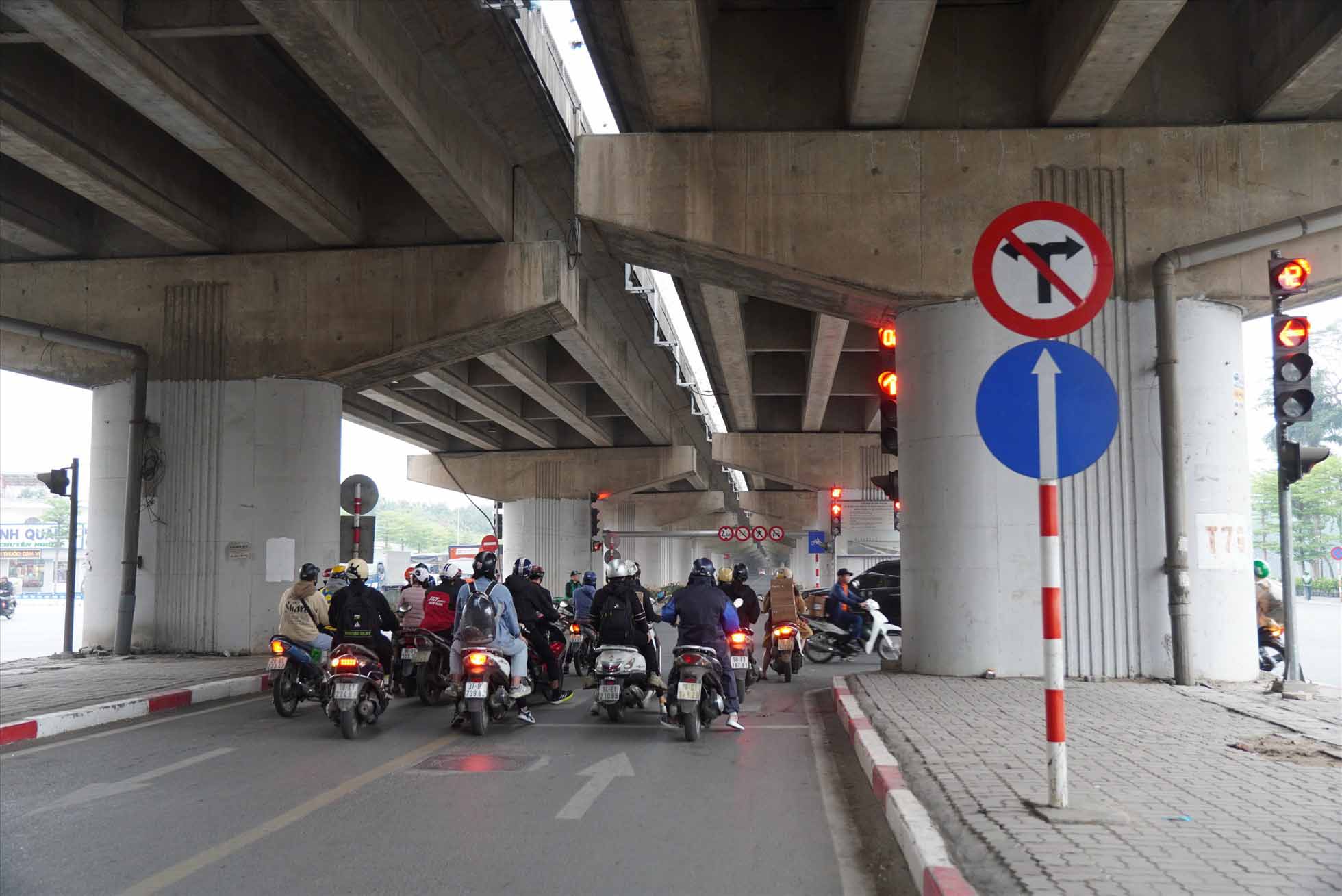 Hanoi closes the Nguyen Huu Tho signal light switch - route 17 from September 14. Photo: Song Huu