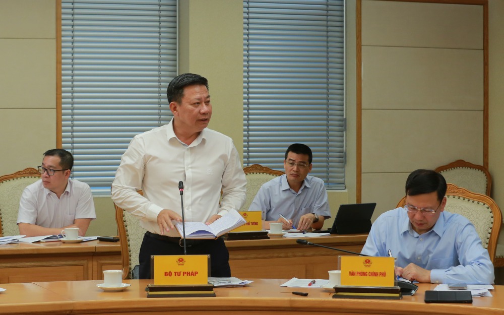 응우옌 탄 응옥 법무부 차관은 국민들이 지속 가능한 방식으로 빈곤에서 벗어날 수 있도록 일자리를 창출하면서 생계 발전에 집중할 것을 제안했습니다. 사진: 팜 동