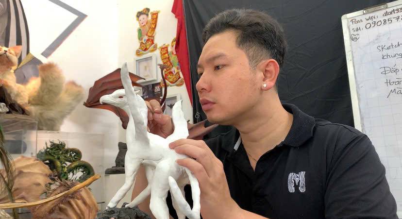 Quitting his office job, the young man pursued his passion for sculpting vivid creatures from clay. Photo: Thai Bao.