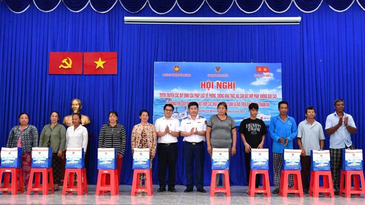 Vùng Cảnh sát biển 3 tặng quà cho các hoàn cảnh khó khăn, gia đình chính sách trên địa bàn xã Thạnh An. Ảnh: CSB3
