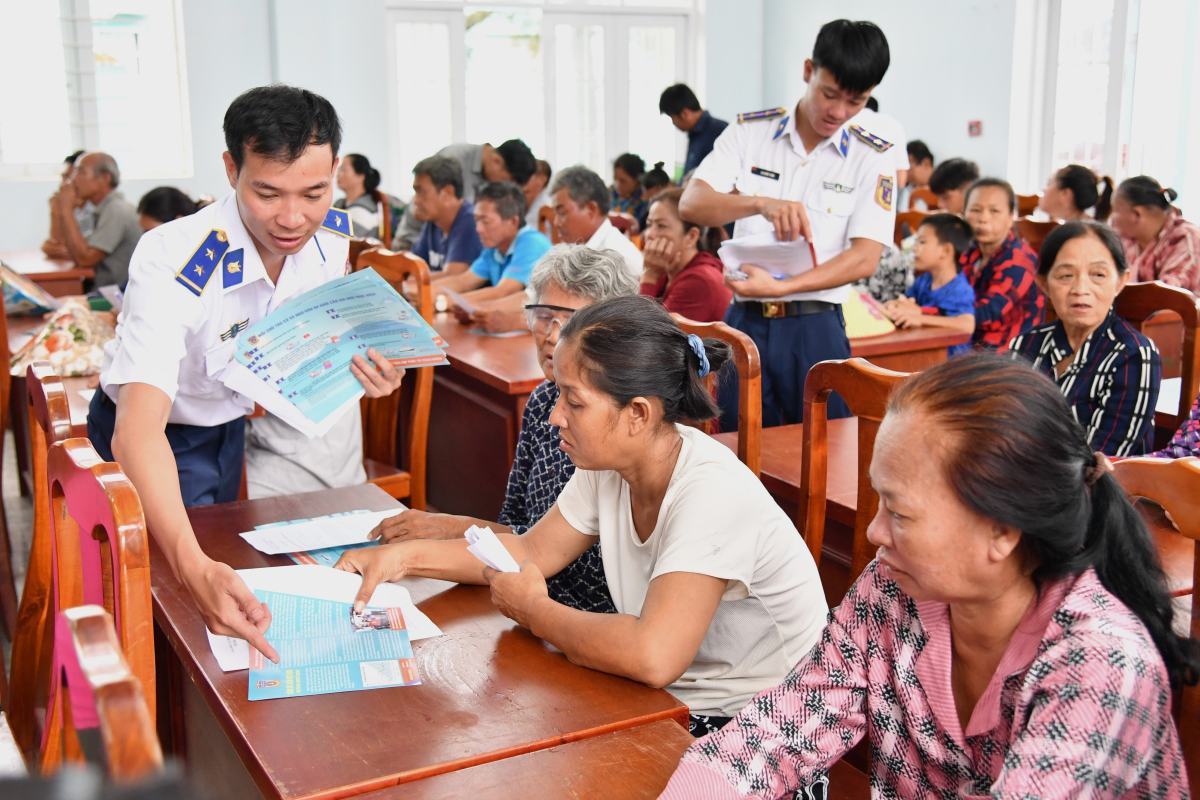 Phat to roi, doi thoai... tuyen truyen phap luat cho ngu dan xa Thanh An. Anh: CSB3