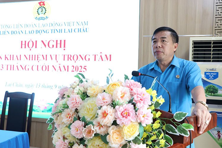 Ong Hoang Tho Trung - Pho Chu tich Uy ban MTTQ Viet Nam tinh, Chu tich Lien doan Lao dong tinh Lai Chau phat bieu tai hoi nghi. Anh: UBND tinh Lai Chau