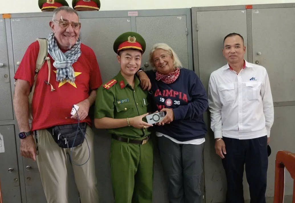 Son Nam Ward Police returned the phone to Ms. Giampaola Guido. Photo: Hung Yen Provincial Police