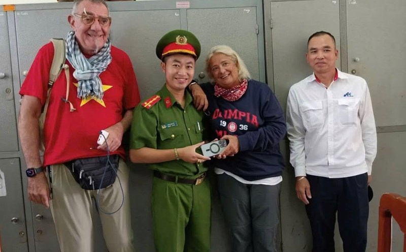 Son Nam Ward Police returned the phone to Ms. Giampaola Guido. Photo: Hung Yen Provincial Police