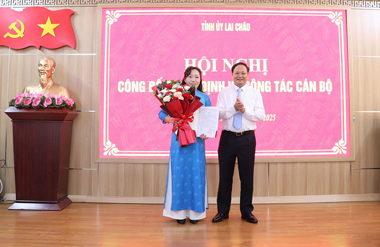 El Sr. Le Minh Ngan - Subsecretario Permanente del Comite del Partido Provincial de Lai Chau entrega la Decision y entrega flores para felicitar a la Sra. Ngo Thi Bich Hanh. Foto: Comite Popular Provincial de Lai Chau