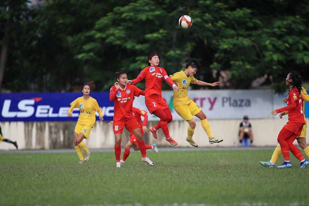 Ha Noi (ao vang) va Than Khoang San Viet Nam tao the tran can bang. Anh: VFF