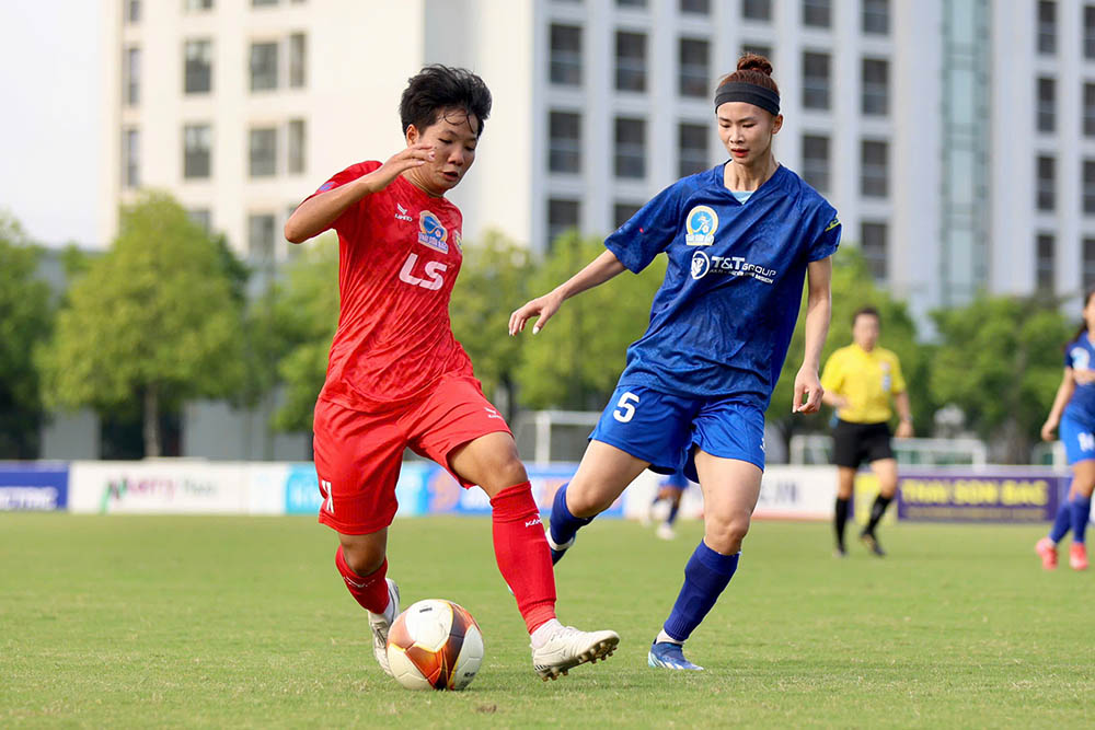 Ho Chi Minh City I (red shirt) had an important victory over Thai Nguyen T&T in round 3 of the National Women's Football Championship - Thai Son Bac Cup 2025. Photo: VFF