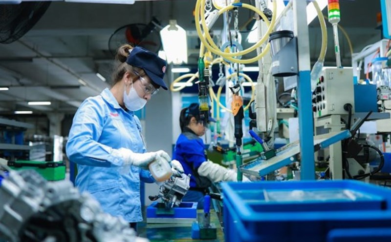 Las personas con ingresos de 25 millones de VND/mes si hay una persona dependiente pagaran impuestos de 33.750 VND/mes segun la nueva propuesta. Foto: Hai Nguyen