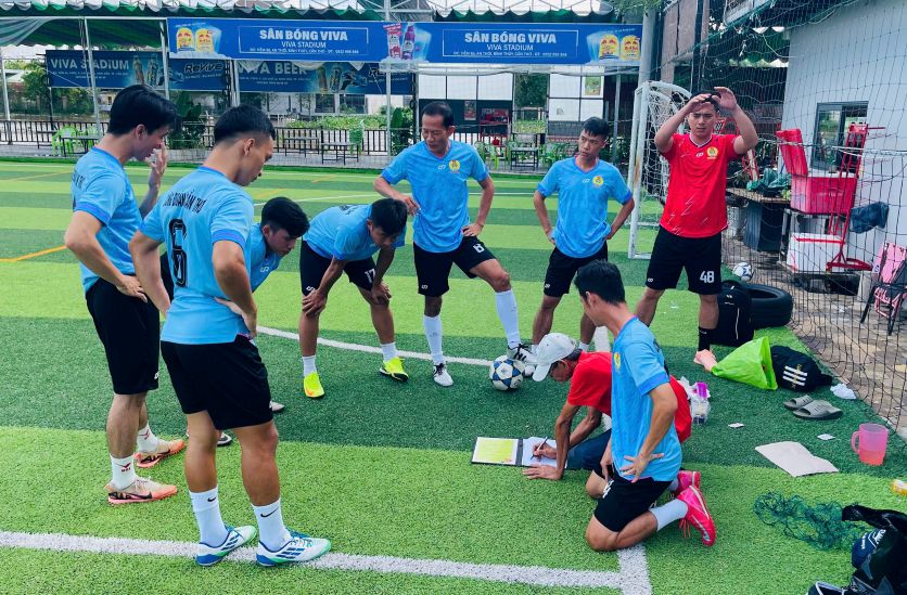 Huan luyen vien huong dan chien thuat cho cac cau thu. Anh: Anh Khoa 