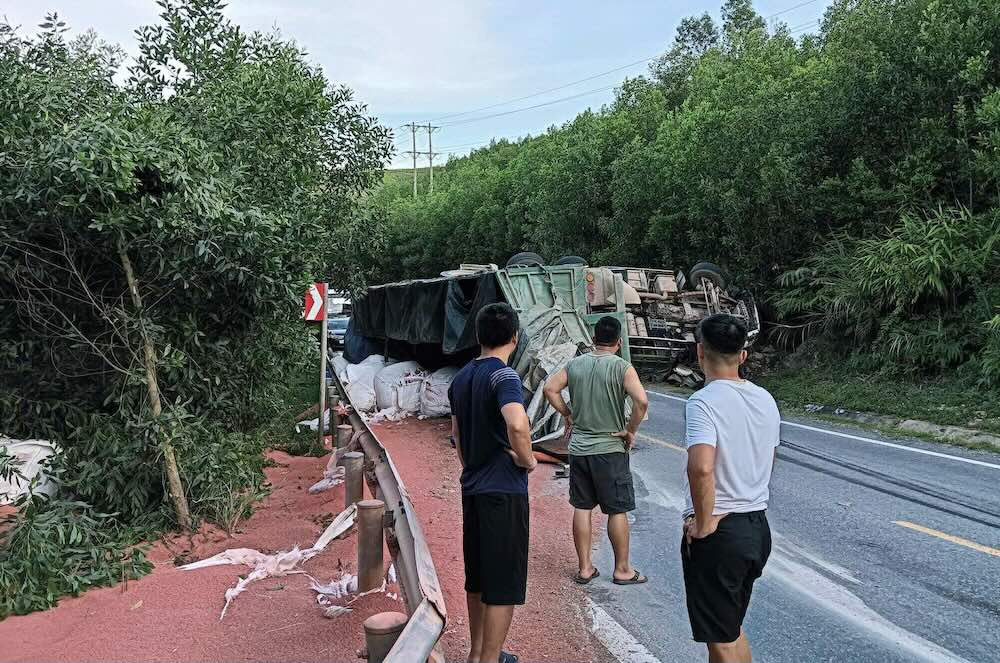 The container truck overturned on National Highway 12A, causing traffic congestion. Photo: Van Hieu