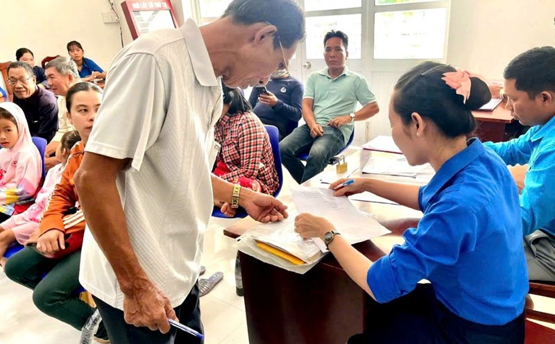 The Youth Union of Khanh Hoa Ward, Can Tho City supports people in completing administrative procedures. Photo: Phuong Anh