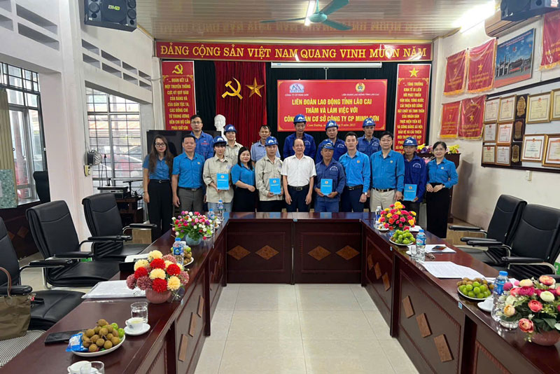 Tang qua cho cac doan vien co hoan canh kho khan tai Cong ty Co phan Minh Son. Anh: Manh Hung