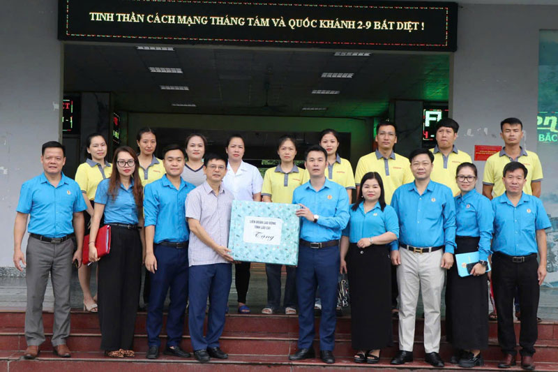 Doan cong tac tham va tang qua doanh nghiep va doan vien cong ty Co phan van tai du lich Ha Son. Anh: Manh Hung